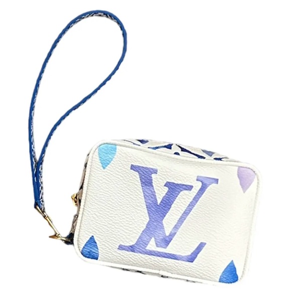 ⭐️Pending Sale⭐️NIB Giftable Louis Vuitton By The Pool Wapity Bag - Picture 2 of 7